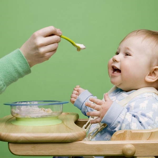 Tips-Membiasakan-Bayi-untuk-Belajar-Makan