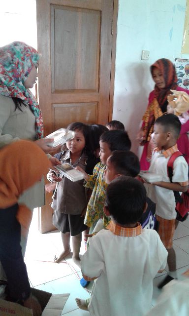 pemberian snack gizi kepada murid TK Desa Bangbayang