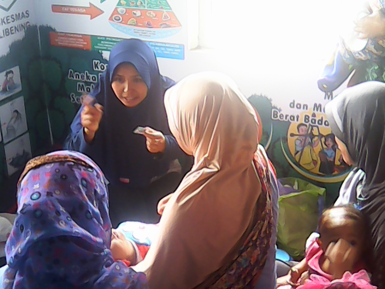 Pengarahan dari bidan desa kepada ibu-ibu
