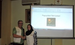 Bp. Aria Bima (Wakil Ketua Komisi VI DPR RI) bersama Ibu Yanti Marliyanti (Ketua Paguyuban Tani Lestari) Bp. Aria Bima (Wakil Ketua Komisi VI DPR RI) bersama Ibu Yanti Marliyanti (Ketua Paguyuban Tani Lestari)