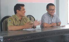 Bapak Adhit (BWI) membuka kegiatan bersama Bapak Cecep N.A. Prawira (Kepala Desa Rawabogo)