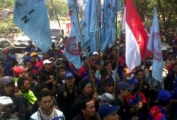 Ribuan Buruh Geruduk Kantor BPJS Kesehatan di Bandung